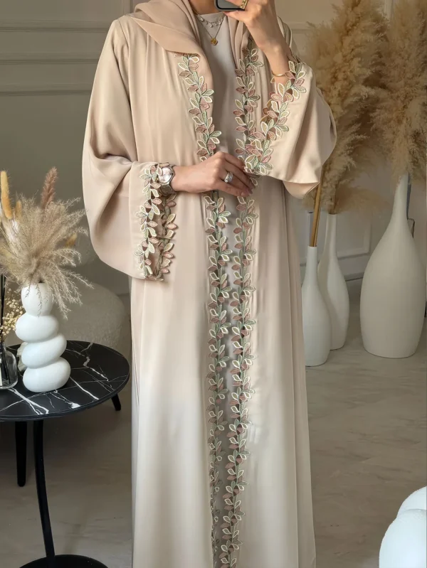 ⁦عباية دبي البيج الأنيقة للنساء⁩ - الصورة ⁦2⁩
