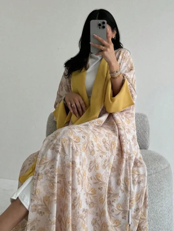 ⁦عباية إسلامية مفتوحة من الأمام مطبوعة بالزهور⁩ - الصورة ⁦2⁩