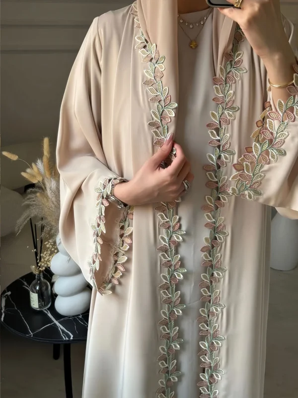 ⁦عباية دبي البيج الأنيقة للنساء⁩ - الصورة ⁦3⁩